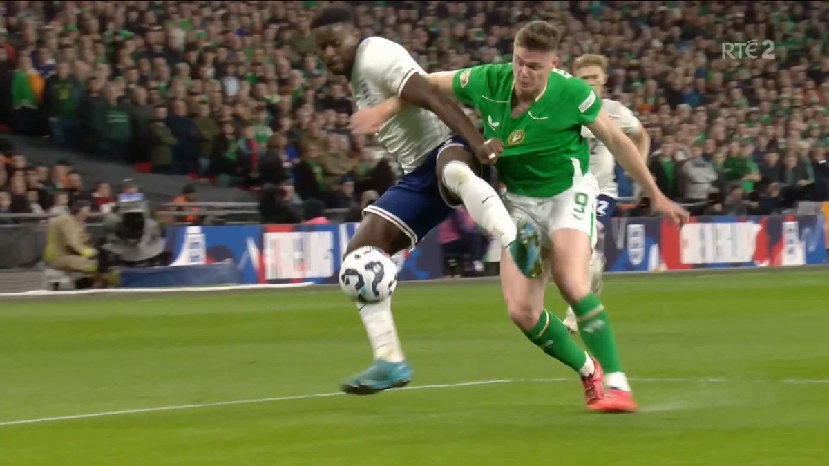 🏴󠁧󠁢󠁥󠁮󠁧󠁿 0-0 🇮🇪 Did Ireland have a shout for a penalty here? Marc Guehi appeared to have a fistful of Evan Ferguson's shirt... 📺 Watch live 📻 Listen live 📱 Updates