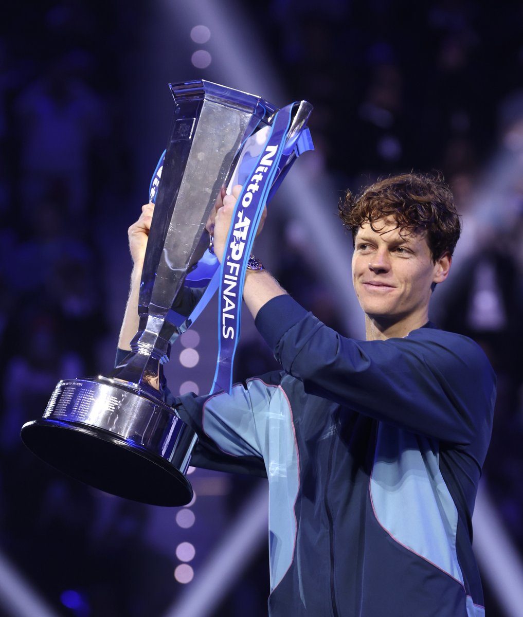 𝐀𝐋𝐙𝐀𝐋𝐀 𝐀𝐋 𝐂𝐈𝐄𝐋𝐎 𝐉𝐀𝐍𝐍𝐈𝐊 🏆 Per l’ultima volta, tutti insieme: Ole, ole ole ole... SINNER, SINNER 🗣️🇮🇹 #NittoATPFinals | #Sinner