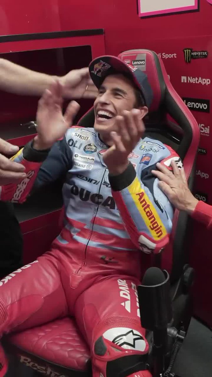 😂 ¡Están como cabras! 😂 El momentazo de Gresini Racing llevándose en brazos a Marc Márquez y dejándolo en el box de Ducati 🤣 Vaya cracks 👏👏