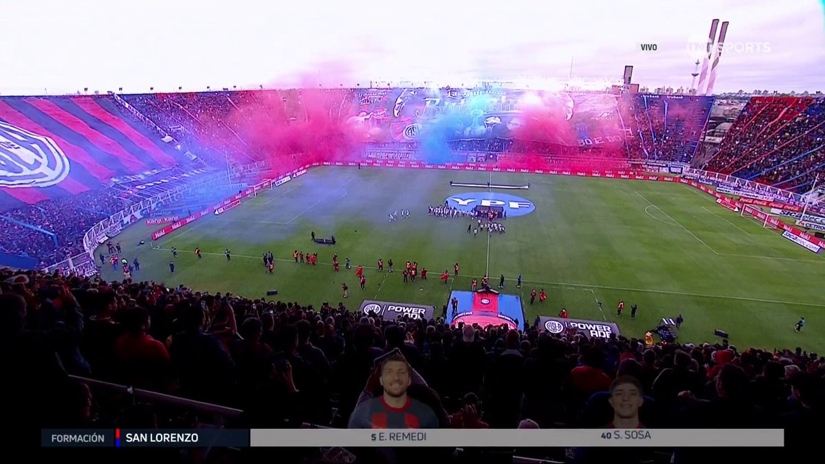 Mirá el PEDAZO de recibimiento que hizo la hinchada de San Lorenzo, con doble telón y bengalas. 😮💨