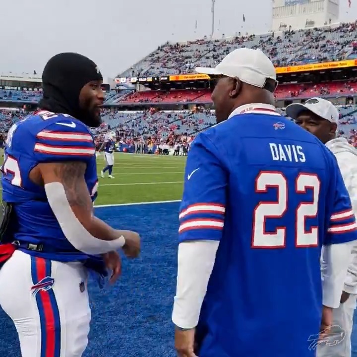 Imagine being a running back and @ThurmanThomas shows up wearing your jersey. 🤩 @Ray_Davis07 | #KCvsBUF