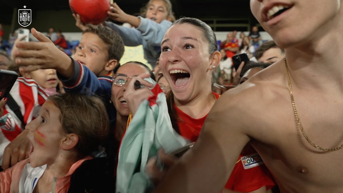 😍 ¡¡LOCURA por Pedri González en Tenerife!! Si no es el día más feliz de esta chica, poco le falta. La afición más solidaria, volcada con una Selección Española Masculina de Fútbol que le ha devuelto el cariño con firmas y fotos. #VamosEspaña | #NationsLeague