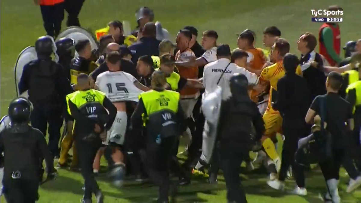 LA CALENTURA DE ALL BOYS CON EL ÁRBITRO TRAS LA ELIMINACIÓN EN EL REDUCIDO El elenco de Floresta terminó el partido ante San Martín de San Juan con tres expulsiones. "Fue una vergüenza. Todo inclinado para ellos", expresó el capitán Jonathan Ferrari.