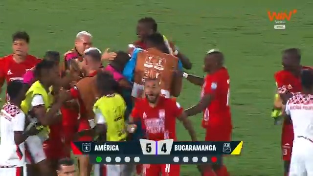 👹¡AMÉRICA ES FINALISTA DE #LACOPAxWIN!🏆 Los ‘Escarlatas’ empataron con Bucaramanga, 1 a 1 en el global y todo se definió en los penales, donde la ‘Mecha’ se llevó la victoria 5 a 4 y ahora esperan rival entre Medellín y Nacional. Con suspenso Soto anotó el penal definitivo.