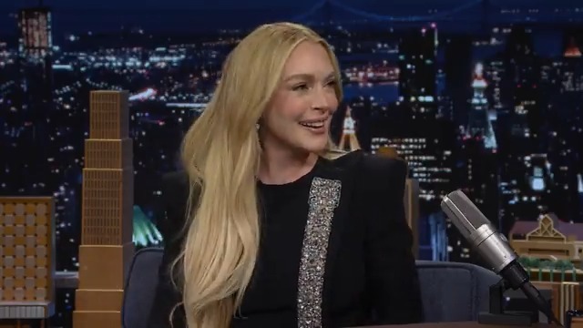 .Lindsay Lohan's iconic The Parent Trap handshake made it onto the field at a recent Minnesota Vikings game! #FallonTonight