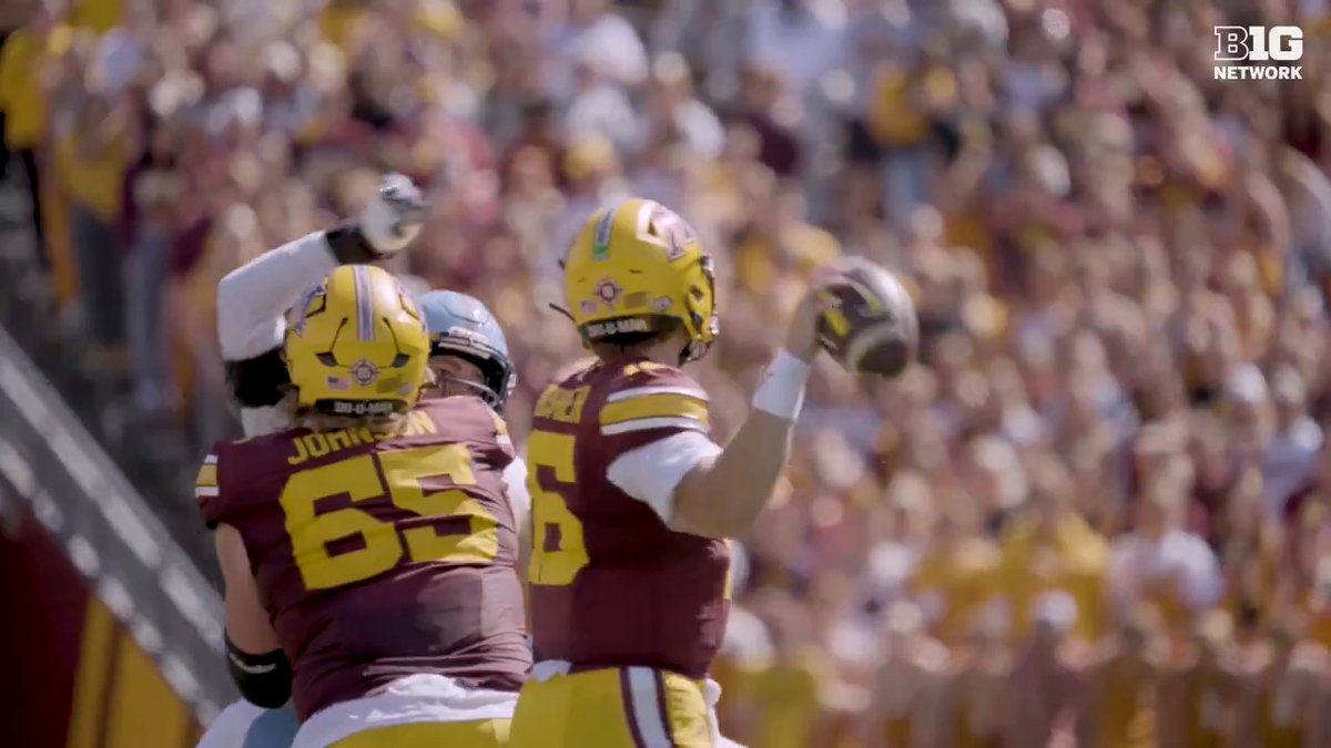 𝘎𝘳𝘢𝘵𝘪𝘵𝘶𝘥𝘦 &amp; 𝘌𝘮𝘱𝘢𝘵𝘩𝘺 Max Brosmer (Max Brosmer) has each of those words written on his Minnesota Football locker. The Journey profiles the former New Hampshire QB's "surreal" opportunity 👇 📍 Auto-Owners