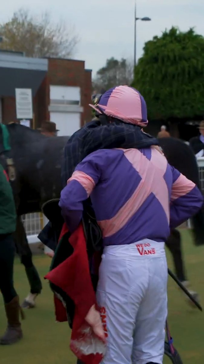 "We were dancing on the big stage, and I fell off the edge." 😮 Simon Prout, owner of Tommie Beau, watched the Glenfarclas Cross Country with us... 🫣