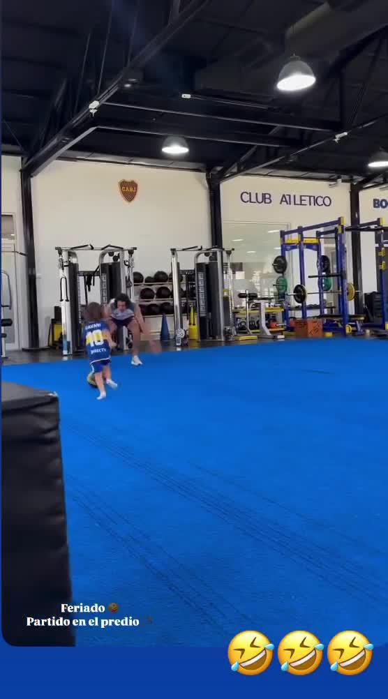 ✅Lunes feriado en el gimnasio de BocaPredio. 🇺🇾Edinson #Cavani y sus hijos pasando el tiempo.😍 💙💛💙