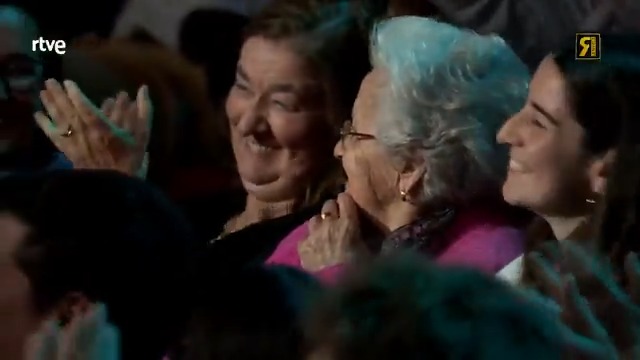 Me gusta el contraste de 300 personas gritando A-SUN-CIÓN con el trato respetuoso y de usted de la buena de Asunción. Puro amor por las yayas. #LaRevuelta