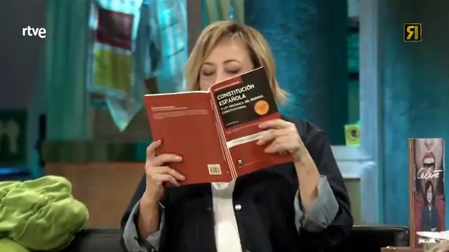 Carmen Machi leyendo el artículo 47 de la Constitución Española, recordando en prime time que la vivienda debe ser un derecho y no un negocio. El momentazo del día. | #LaRevuelta