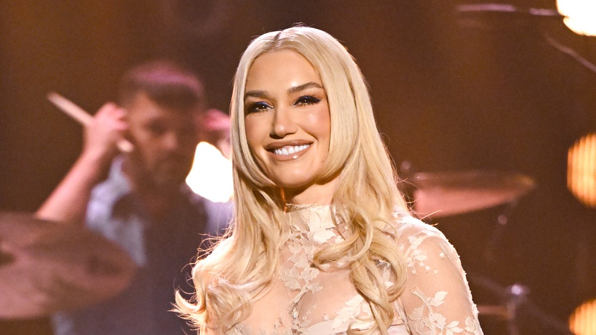 .Gwen Stefani performs “Bouquet” 💐 Watch the full performance ⬇️ #FallonTonight