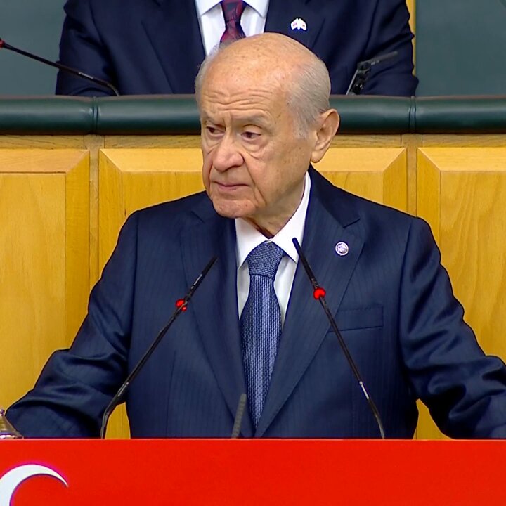 MHP Lideri Devlet Bahçeli 💢Makaleleri ve şiirleriyle coşkularımızı sulayan fikriyatımızı tamamlayan merhum Hüseyin Nihal Atsız, bakın ne demişti. 📜 "Bayrak ki onun gölgesi Bozkurtları toplar; Bayrak ki bütün kaybedilen yurtları toplar." 💢 "O bayrak ki hilal ve yıldızın kader birliğidir. O bayrak ki şehitlerimizin örtüsü, bağımsızlığımızın ömrüdür. O bayrak, Türk bayrağıdır; Türk milletinin namus ve şeref timsalidir."