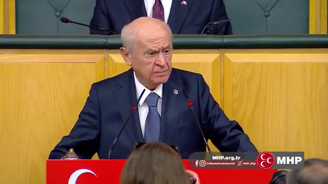 Buradan bütün Kürt kardeşlerime sesleniyorum. PKK, Kürtleri temsil edemez. Dün teröristbaşının yoldaşı olanlar, şimdi Amerika'nın uşağı olmuşlar! Biden'ın üvey evlatlarına Türk milletinin asil evlatlarını kurban edemeyiz. Gelin, bir olalım, birlik olalım.