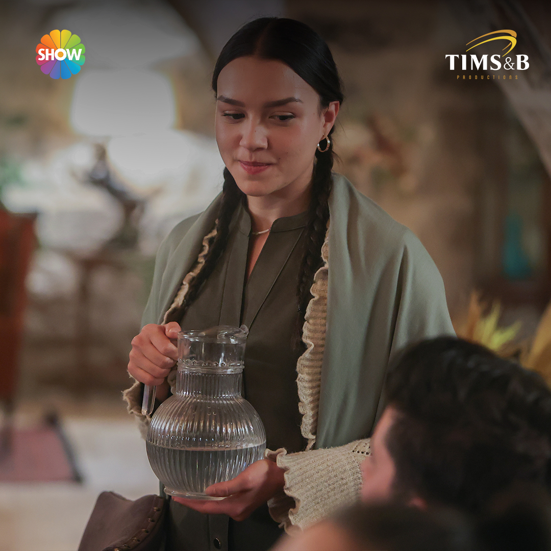 Sabahın köründe toplantı haberi alınca gelen bıkkınlık. 😂 #SiyahKalp yeni bölümüyle Perşembe 20.00 @showtv’de 🖤 TIMS&B Productions