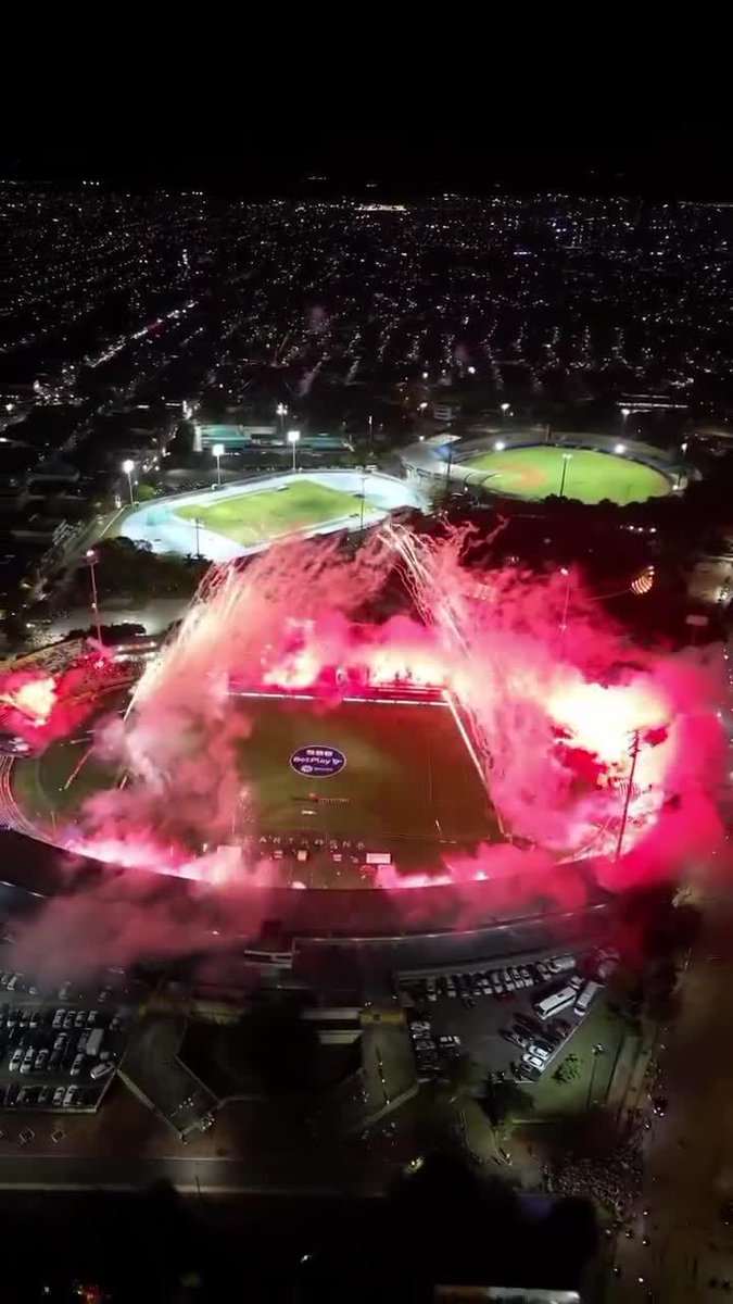 ¡UN RECIBIMIENTO INOLVIDABLE! Tremenda la fiesta de los hinchas de Real Cartagena, en la B de Colombia, para recibir a su equipo que está disputando el cuadrangular final. ¿El mejor recibimiento de la historia del fútbol colombiano? 📹 Real Cartagena TV