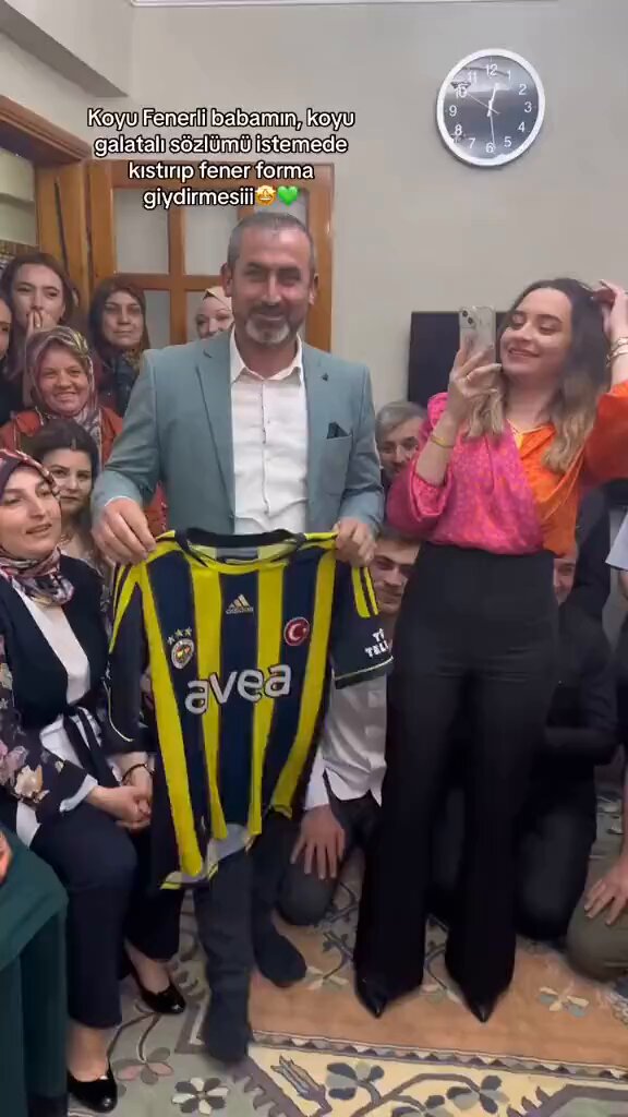 Koyu Fenerbahçeli bir baba, koyu Galatasaraylı damat adayına Fenerbahçe forması giydirmiş. 😅