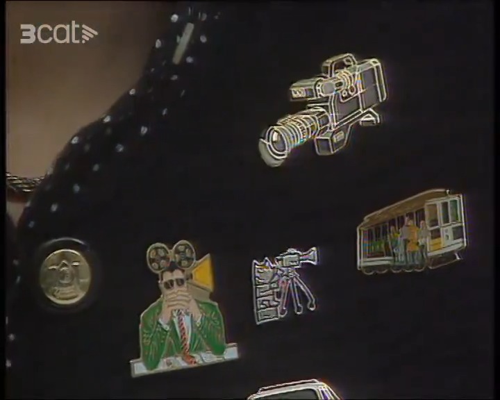 Us en recordeu, de la moda dels "pins"? Aquelles insígnies de tota mena per enganxar a la roba. Una moda dels anys 90 que tenia un dels seus orígens a París. Crònica de montserrat besses per al "De vacances" de l'estiu del 1991