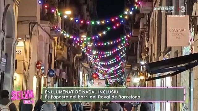 🟢 “És un enllumenat inclusiu perquè tothom els pot interpretar com vulgui” Jordi Bordas, gerent de l’eix comercial del Raval sobre l’enllumenat de Nadal del barri del Raval de Barcelona #LaSelva3Cat ▶