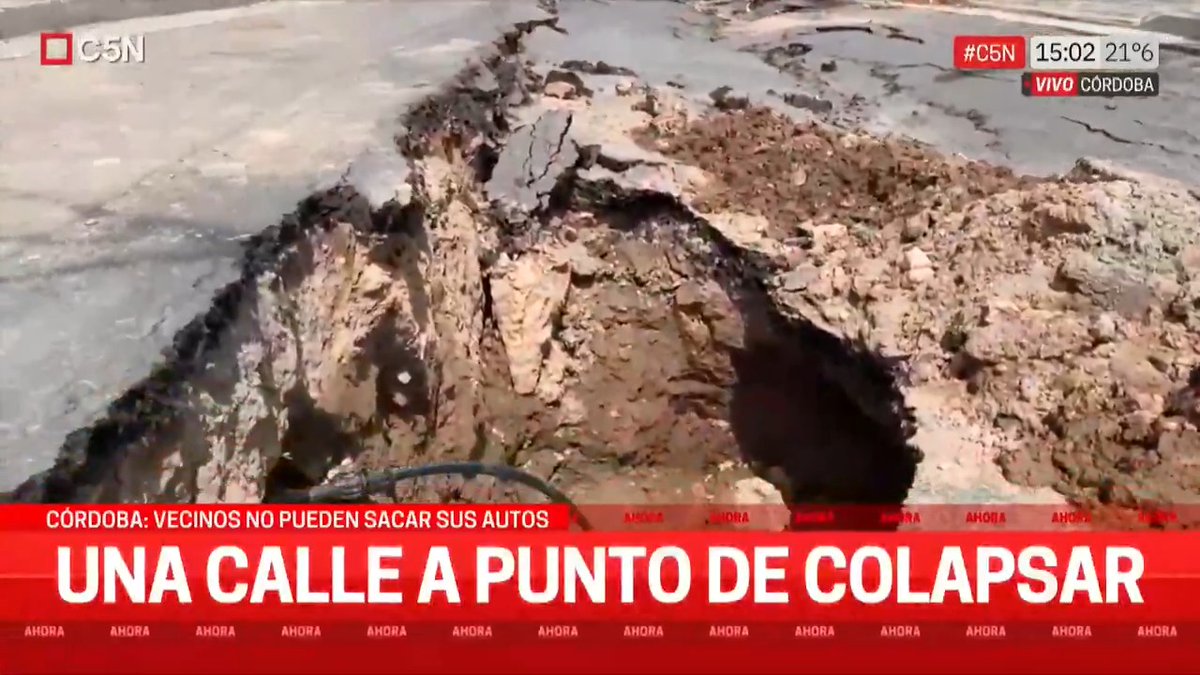 ⭕ Córdoba: vecinos no pueden sacar sus autos por una calle a punto de colapsar 🔴 EN VIVO