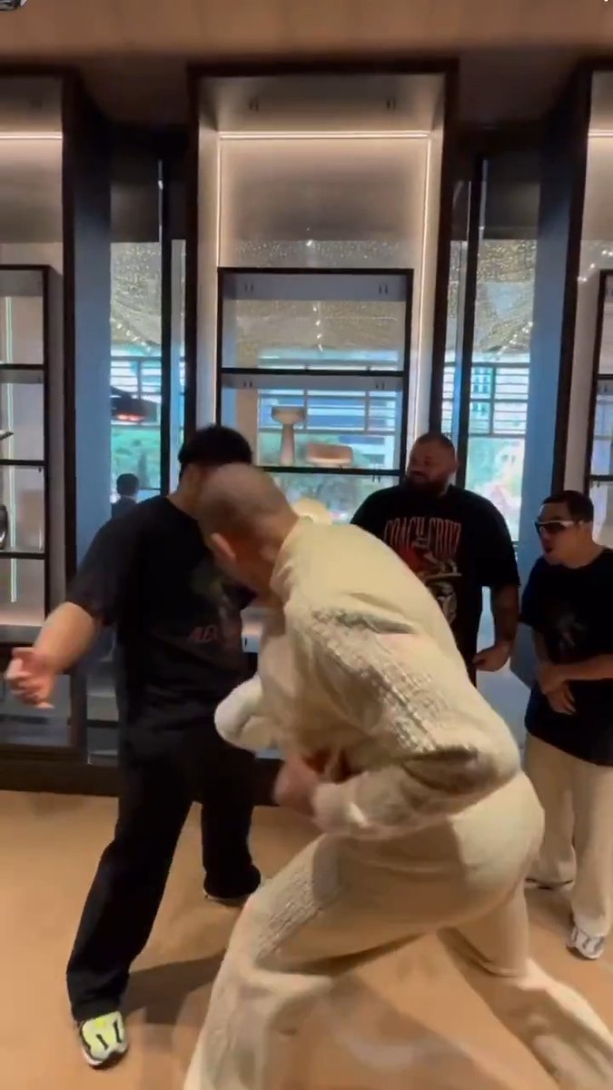 Fan took 6 BODY SHOTS AND 5 LEG KICKS from Alex Pereira 🤯 Handled it like a champ tbh 😅💪 (via Alex "Poatan" Pereira)