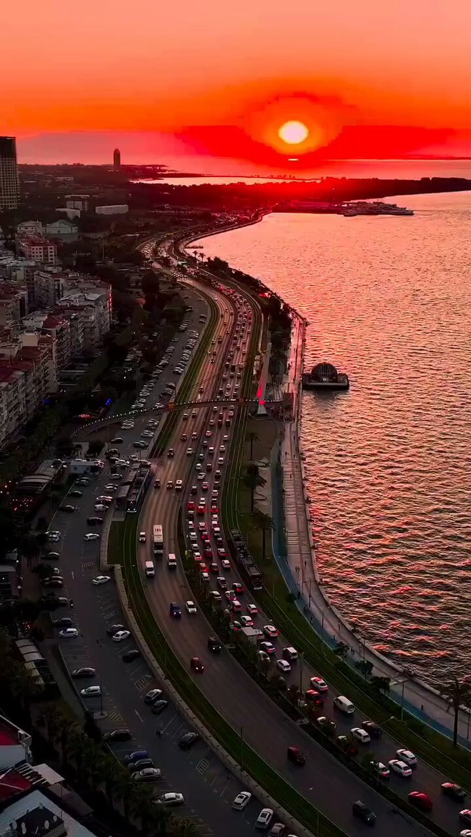 "Ve herkesin derdi kendine ağır. Gerisinin dili lal, kulağı sağır..."