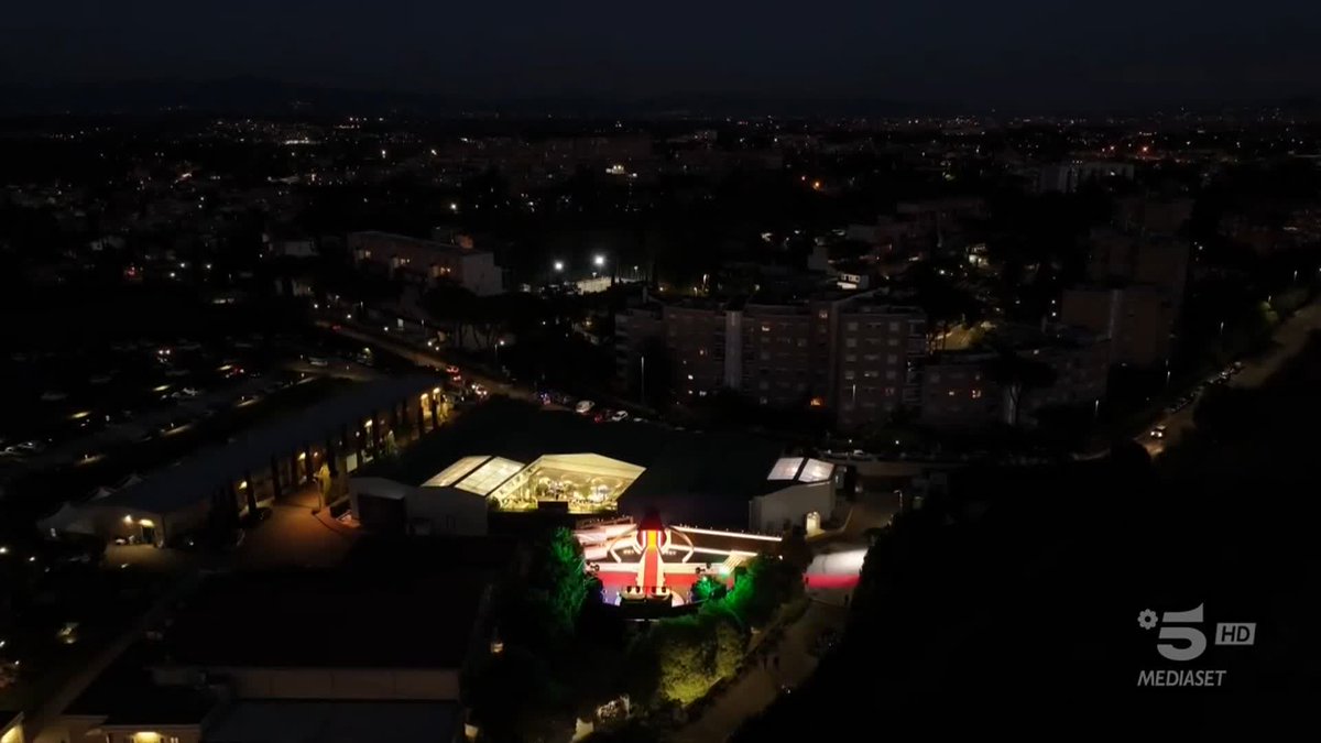 Il triangolo non smette di stupire e il quarto incomodo è in arrivo, tra Shaila e Lorenzo scoppia la lite, mentre Helena e Javier sono sempre più vicini... #GrandeFratello inizia ORA su #Canale5 e in streaming su Mediaset Infinity! 🔥
