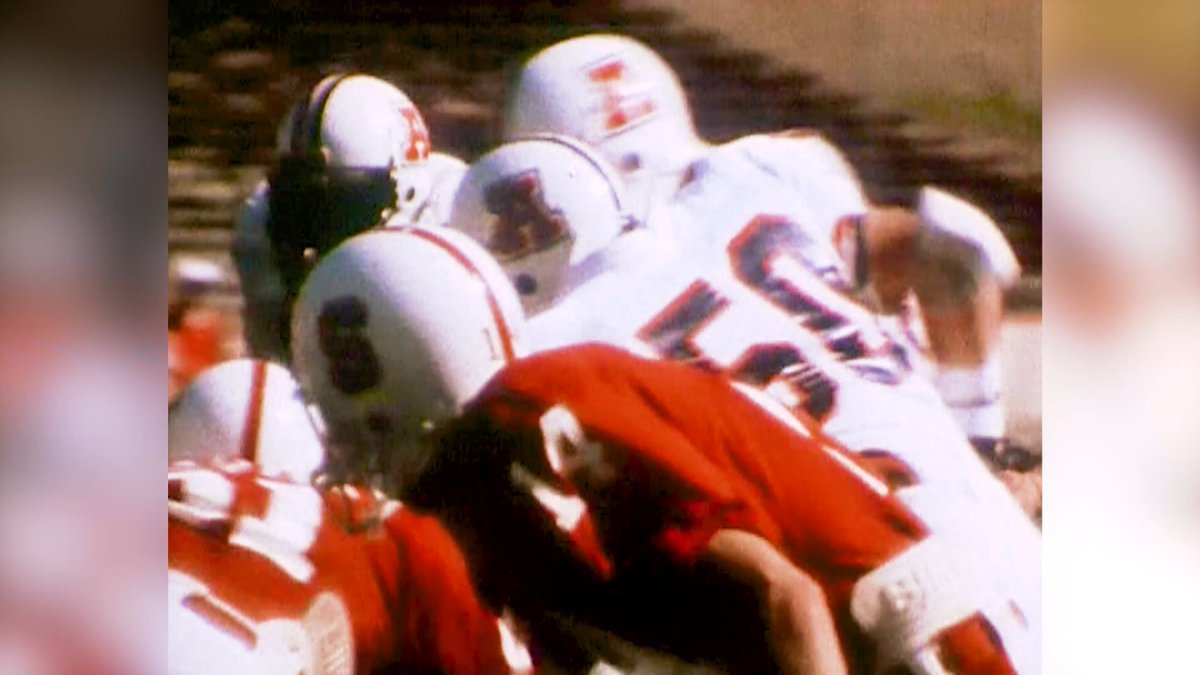 Ricky Hunley turned down a baseball contract with the Pittsburgh Pirates to play football at University of Arizona. 🏈⚾ A 2x All-America (1982, 1983), he racked up 560 tackles & served as Arizona Football's team captain in '83. 🌟 NFL vet (1984-90) with Denver, Phoenix, & LA Raiders. A proud College Football Hall of Fame member, Hunley’s impact on the game lives on. #BearDown #CollegeFootball #CFBHALL