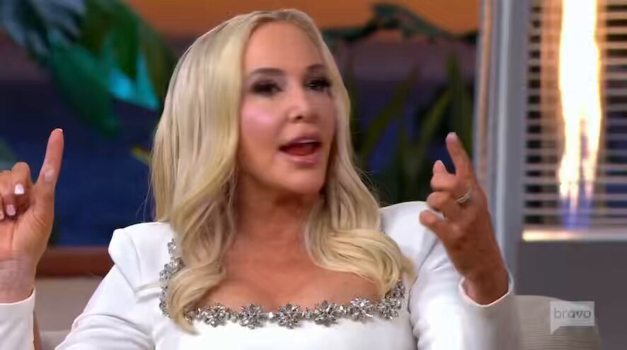 Emily: IIIIII IIII would NEVER be friends with a woman like that Jen: she’s sitting right next to you IJBOL Jen ate Emily up real quick there 😂 she’s really getting the hang of getting her shots in, I have hope for her. #rhoc