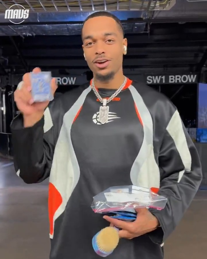 The first 5,000 fans receive a PJ Washington player pin! Make sure to get here early for the 7:30 tip 👀 Dave & Buster's // #MFFL