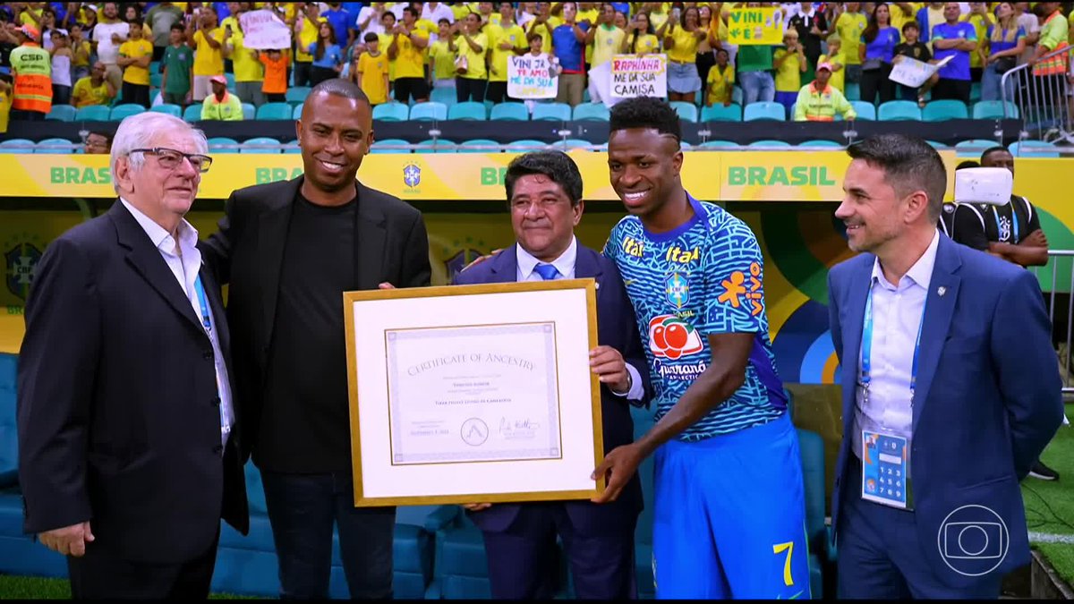 A CBF lança uma campanha pra buscar raízes de jogadores e revelou que ancestrais de Vini Jr vêm de Camarões e a ação Raízes de Ouro foi feita em parceria com uma empresa de rastreamento genético pra celebrar o Dia da Consciência Negra e de Zumbi #BRAxURU