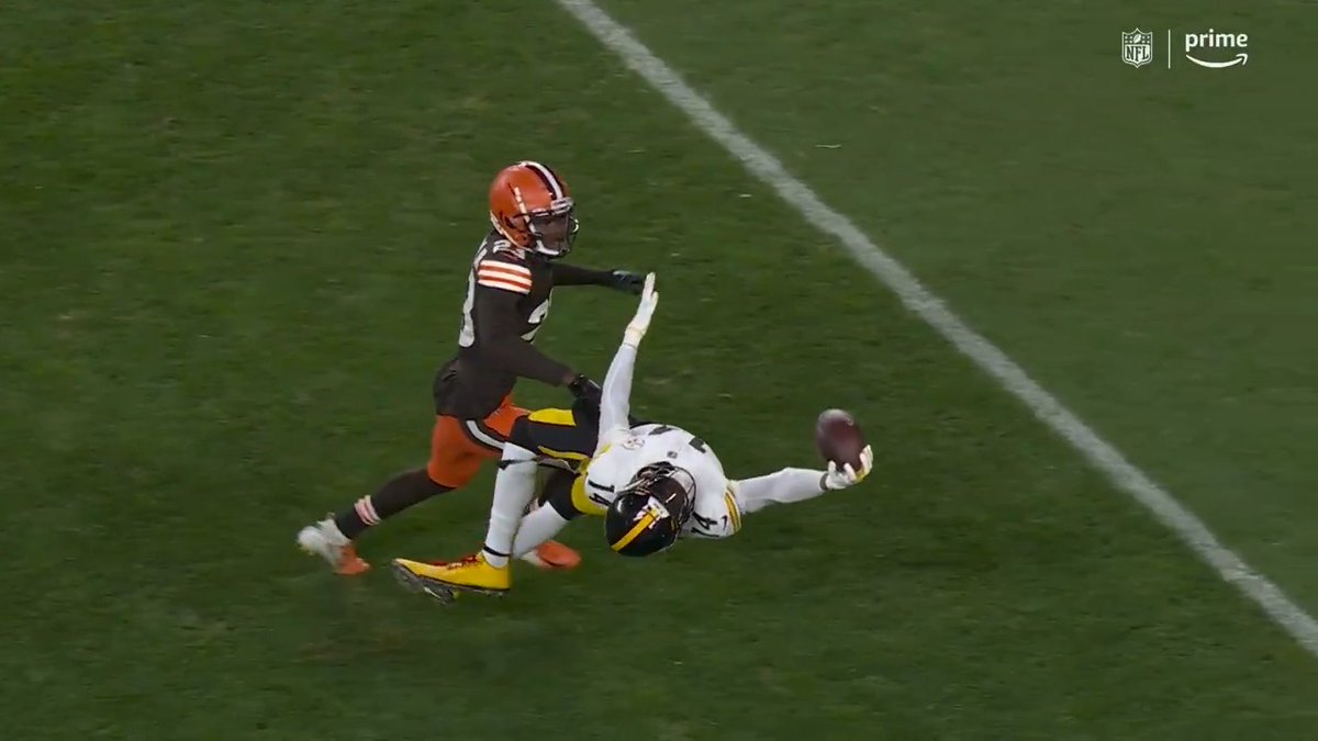 Streets are still wondering how George Pickens made this catch 😳 #PITvsCLE – Thursday 8:15pm ET on Prime Video Also streaming on #NFLPlus