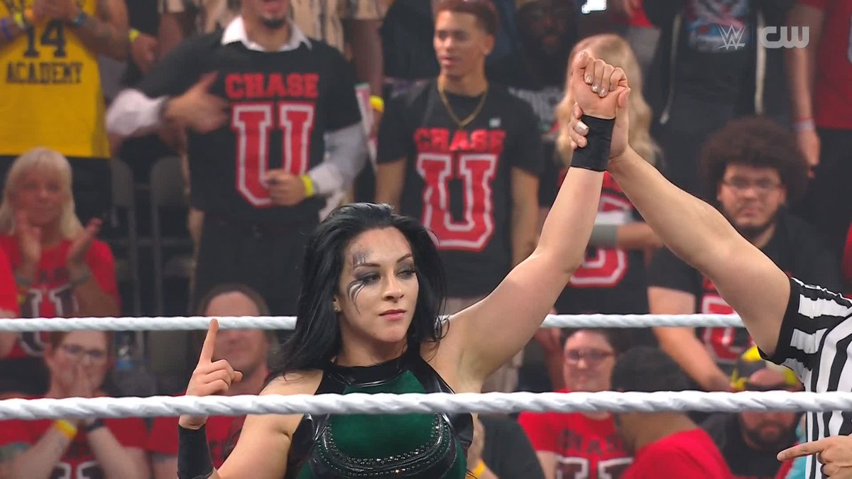 What a match! 👊 Valerie Loureda distracts 𝙹 just enough for Stephanie Vaquer to pick up the win!! 🙌 #WWENXT