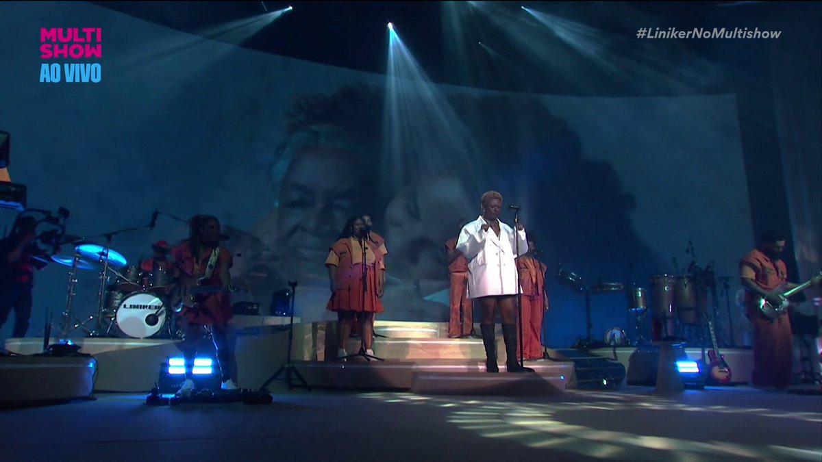 Liniker chora de emoção com a plateia ao cantar "Veludo Marrom" em show lotado. 🥺 #LinikerNoMultishow