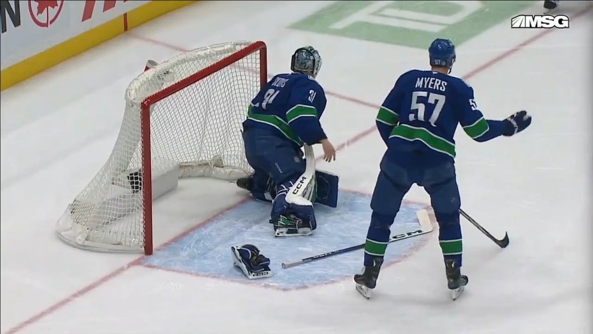 Arturs Silovs played this entire sequence WITHOUT HIS BLOCKER 🤯👏