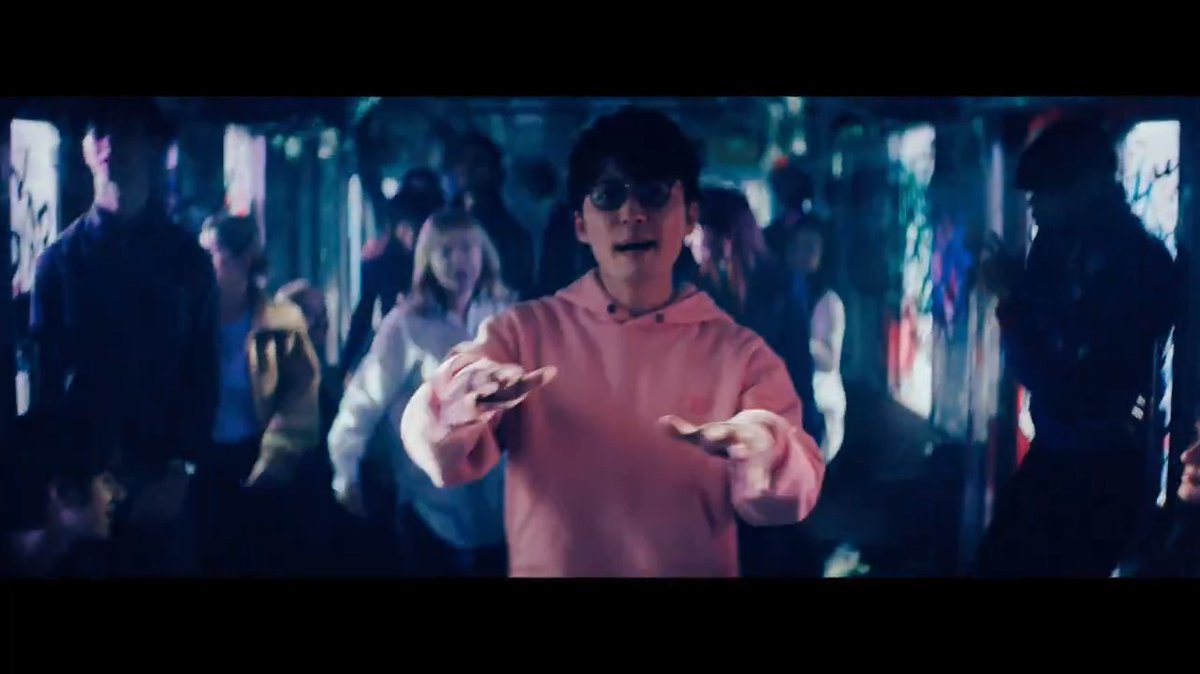 星野源の楽曲「Pop Virus」MVが2000万回再生🎉 たくさん愛していただきありがとうございます! 小島秀夫さんが手がけたゲーム『DEATH STRANDING』にも収録された楽曲。YouTubeのコメント欄には、当時星野さんが残したメッセージも✋ ぜひ引き続き、YouTubeでご覧ください!
