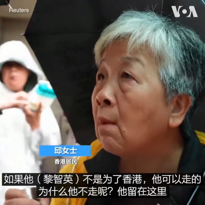 遭港府关押近四年的香港民主派媒体大亨、壹传媒创办人黎智英11月20日首次出庭作证。法院外数十名民众冒雨排队旁听。“黎智英代表了我们香港的精神”,“我今天是为了良知出来”,“你看天都在哭”,一些民众与路透社分享了他们对庭审的看法。相关: