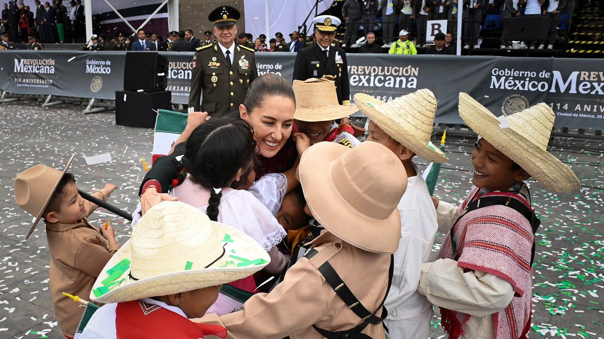 Niñas y niños nos acompañan durante el aniversario de la Revolución mexicana. Nunca nos separaremos del pueblo ni de los sentimientos de la nación.
