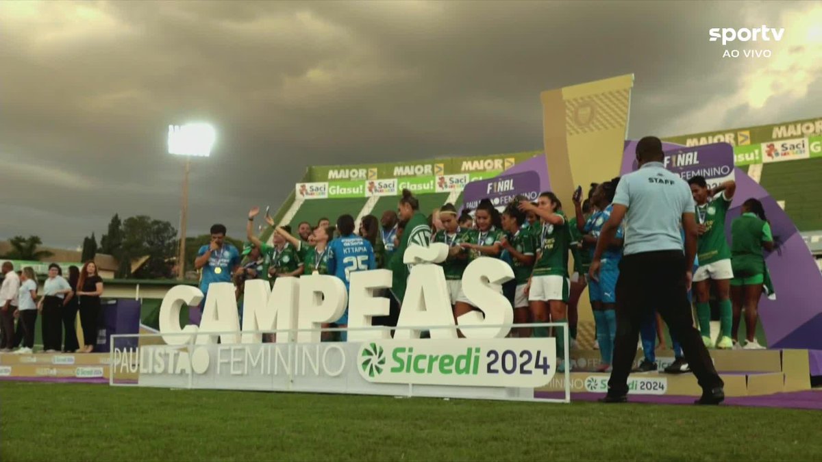Leila Pereira erguendo a taça com as jogadoras, podia ajudar mais o feminino pelo tanto que gosta de aparecer.