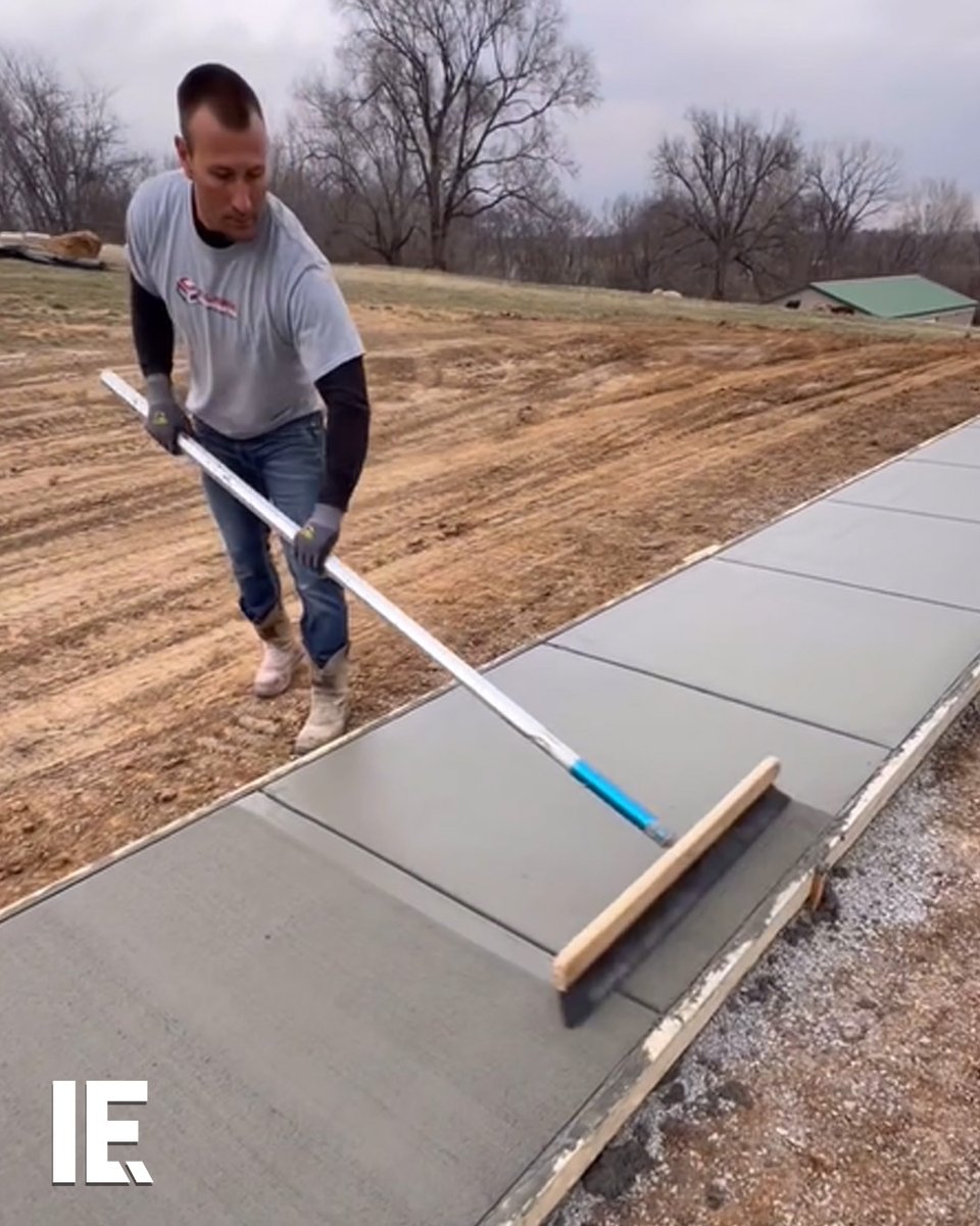 This man uses a broom to simply and neatly add texture to a concrete sidewalk. 🎥 clarkconcreteconstruction / IG