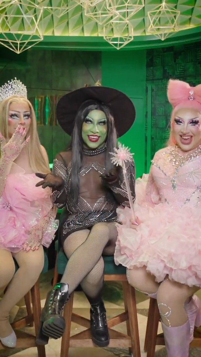 . Diva de la ignorancia, amelia waldorf ྀི y 💕Deseos Fab 💕 nos demuestran que el poder de la amistad trasciende y juntas son mejores. 💚🩷💫 Ve aquí el video completo: No te pierdas #Wicked, mañana solo en cines. 💫