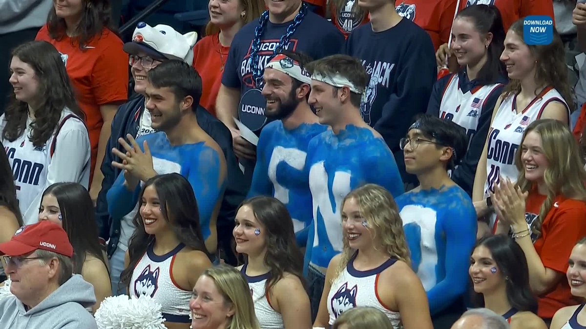 Geno Auriemma invited the fans who had his name painted on his chest to run out on the court 😂