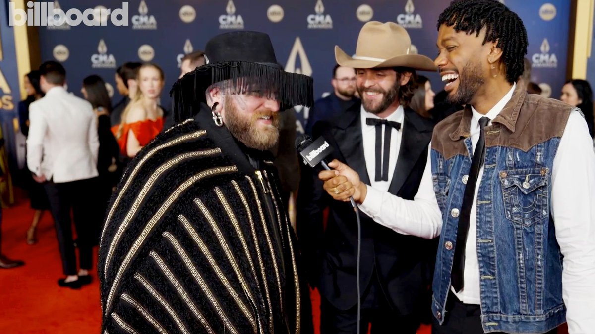 .Thomas Rhett talks about collaborating with Swimmy BoutDaCheck on "Somethin' 'Bout a Woman" and getting to perform the song for the first time live together on the #CMAawards red carpet: "We were kind of like instant best buddies." 👏
