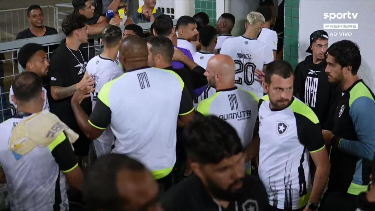 A confusão ainda continuou no retorno aos vestiários. A arbitragem analisou as imagens para colocar as informações na súmula, chamou Luiz Henrique do Botafogo para dar cartão vermelho ao jogador