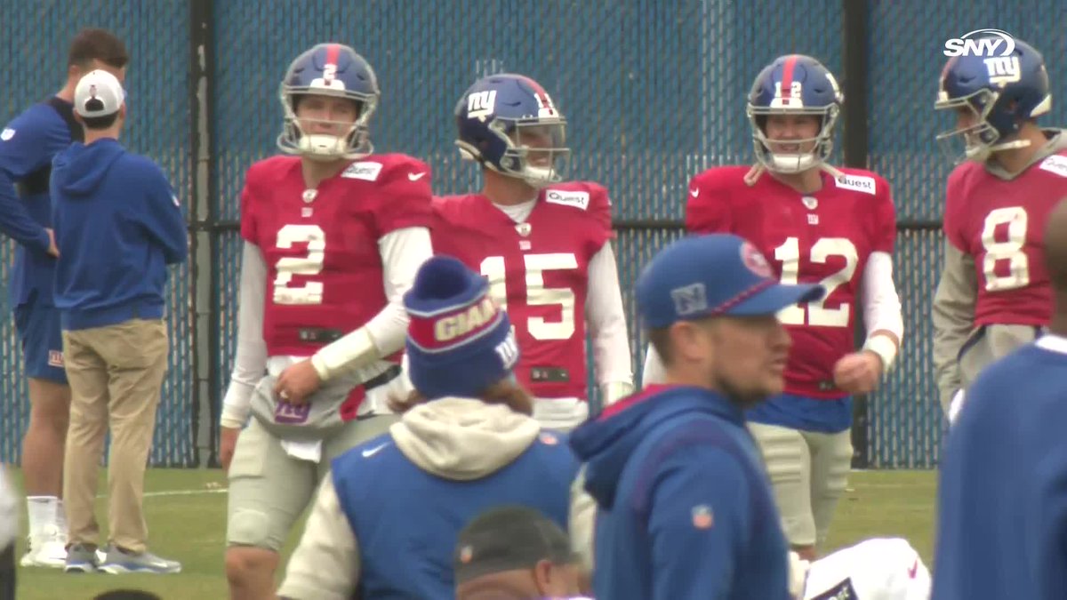 Daniel Jones looks so checked out in this.. Gotta feel for him. From QB1 to QB4.