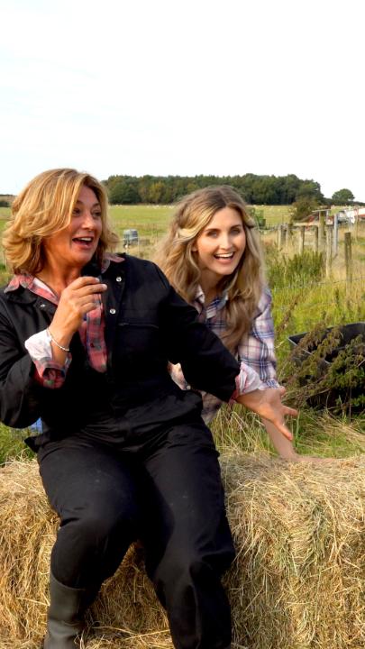 Look who it is! 😍 🤩 We loved having the wonderful Sophie Powles back on set ❤️ #Emmerdale
