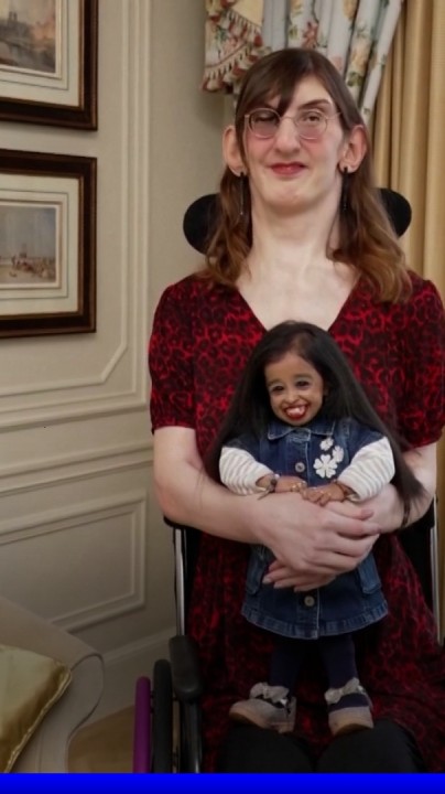 La plus petite et la plus grande femme au monde se rencontrent pour célébrer la Journée Guinness des records