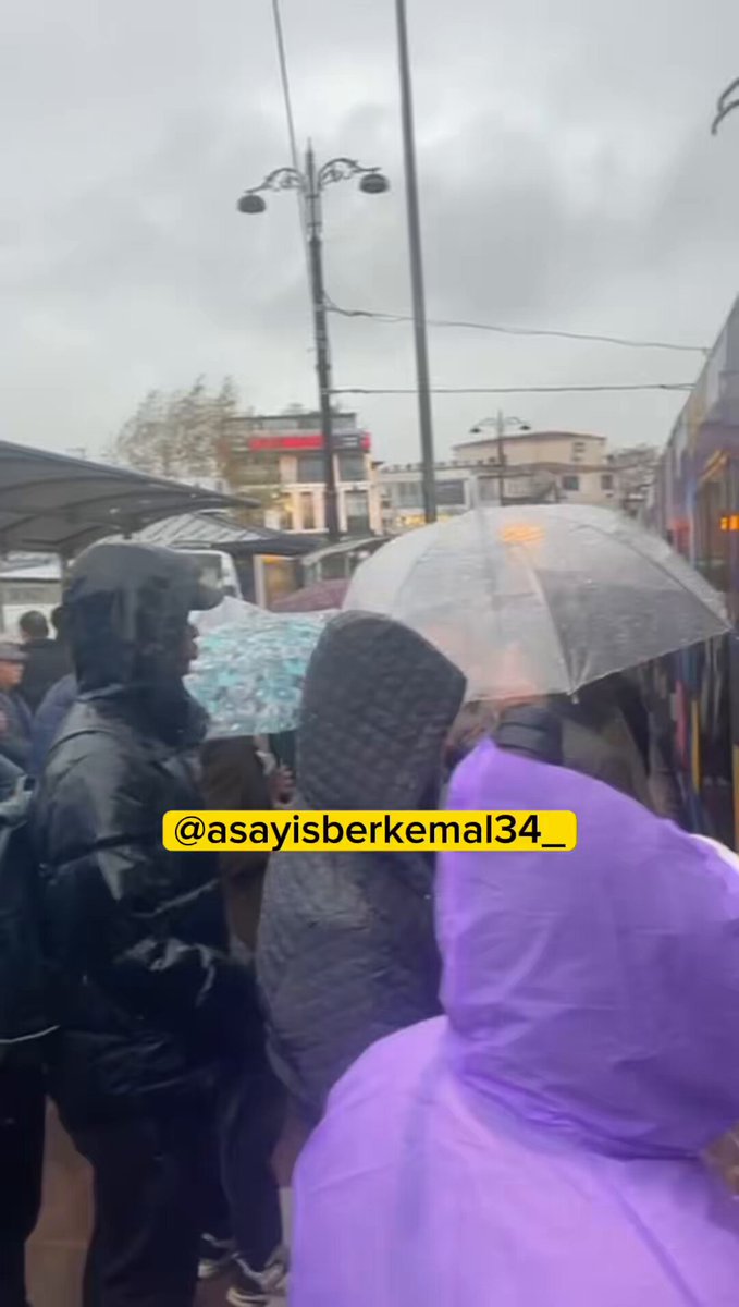 İstanbul’da yoğun yağış başladı. Ulaşım bekleyen vatandaşlar sığınacak yer aradı