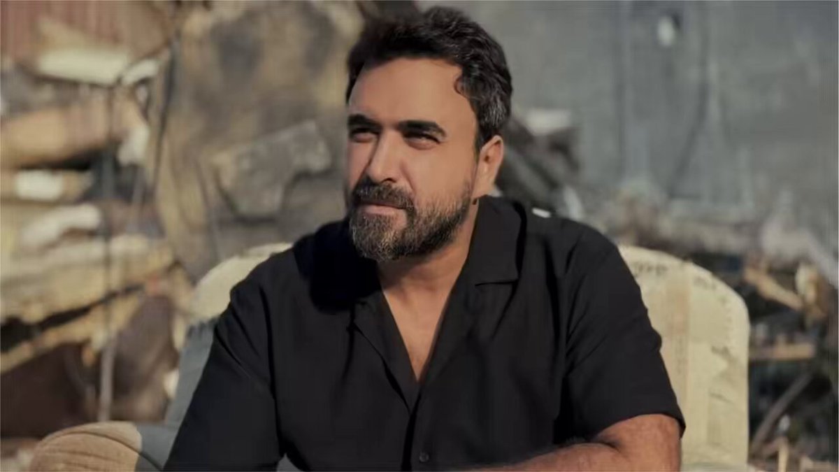 هالعمل هو جزء بسيط من يلي عم نعيشه كلنا.. هيدا الخليط بين القهر والزعل على ناسنا وأرزاقنا وبيوتنا يلي عم تروح وبين الأمل الموجود ب بكرا أحلى كلو محبة وفرح. هيدا لبنان كل عمرو بيتعب بس ما بيموت.. وما فينا نتخلّى عن الإيجابية قد ما زادت القسوة وكبر الظلم "وما أضيق العيش لولا فسحة الأمل". إي نحنا اللبنانية نحنا أهل الحضارة والكرامة والعز والفن والثقافة والجمال والإبداع والرقي وبدنا نضل نتغنّى بصفاتنا ونشوف حالنا ب وطننا وإيماننا كبير إنو الله معنا ولبنان بحمايته ما في قوة بتقدر عليه.. وعم نثبت بالهمحنة إنّو كلنا إيد واحدة وقلوبنا ع بعضنا بوجه هالظلم والعدوان الهمجي المجرم.. كونوا بخير يا أهلي وناسي وحبايبي والله يحمي الجميع🙌🏻🇱🇧🤍 كلمات وألحان: FARES ISKANDAR أبو روح توزيع: علي دهب تسجيل ميكس وماستر: فادي جيجي إخراج: سام كيال #أنا_لبناني #نادر_الأتات #AnaLebnani #NaderAlAtat