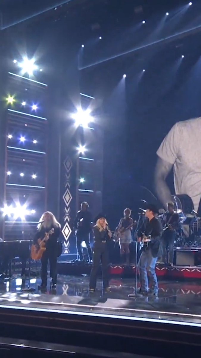 I’ll be an old troubadour when I’m gone... #CMAawards George Strait Parker McCollum
