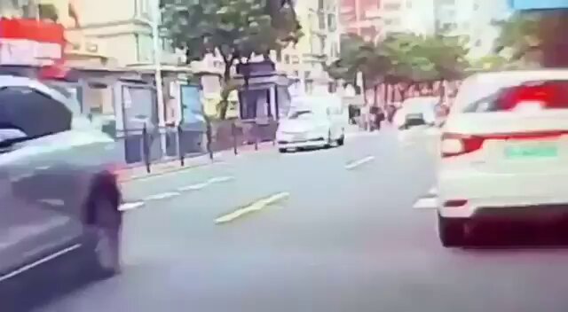 11月21 中國珠海粵華路。 一輛汽車突然加速撞擊正在過斑馬線的行人。 死傷慘重，根據目擊者表示，現場恐怕有6人死亡，更多人輕重傷。
